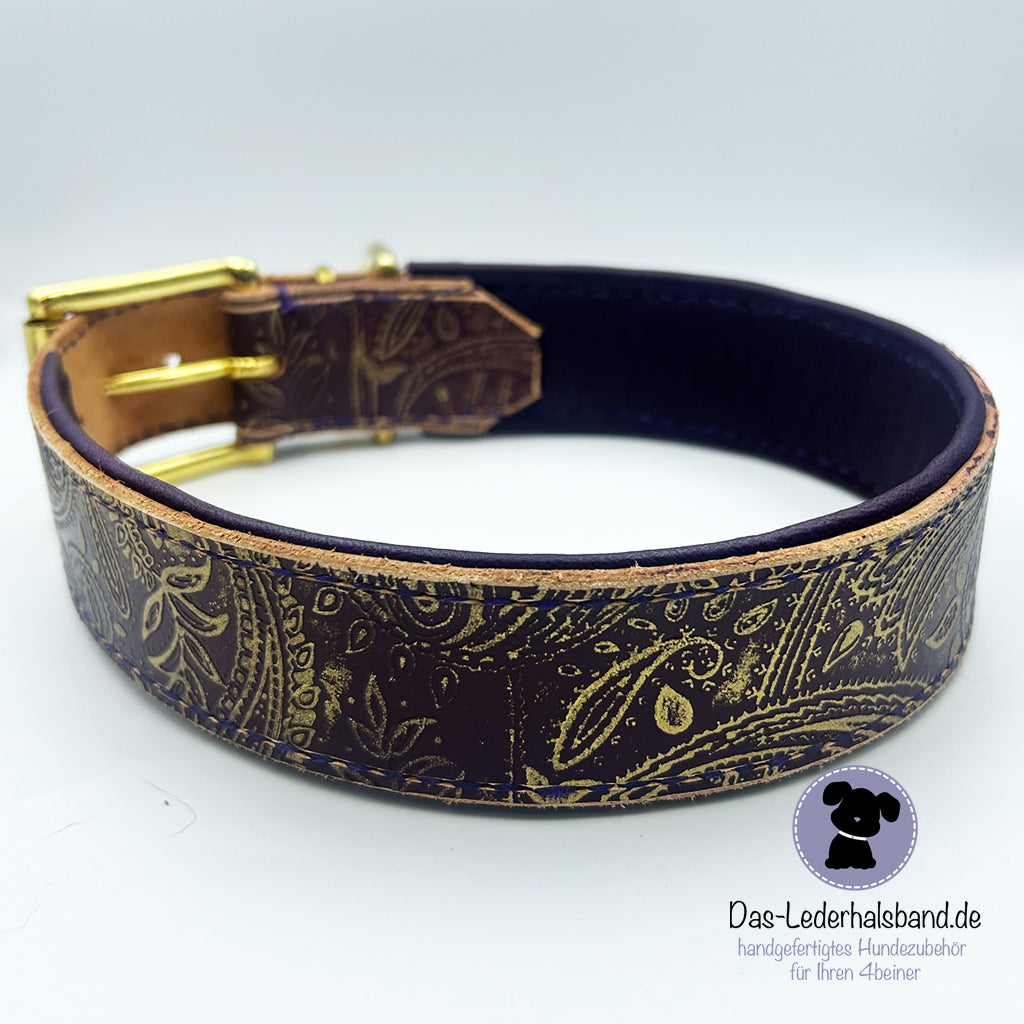 Geprägtes Lederhalsband 51-57cm Aubergine-gold